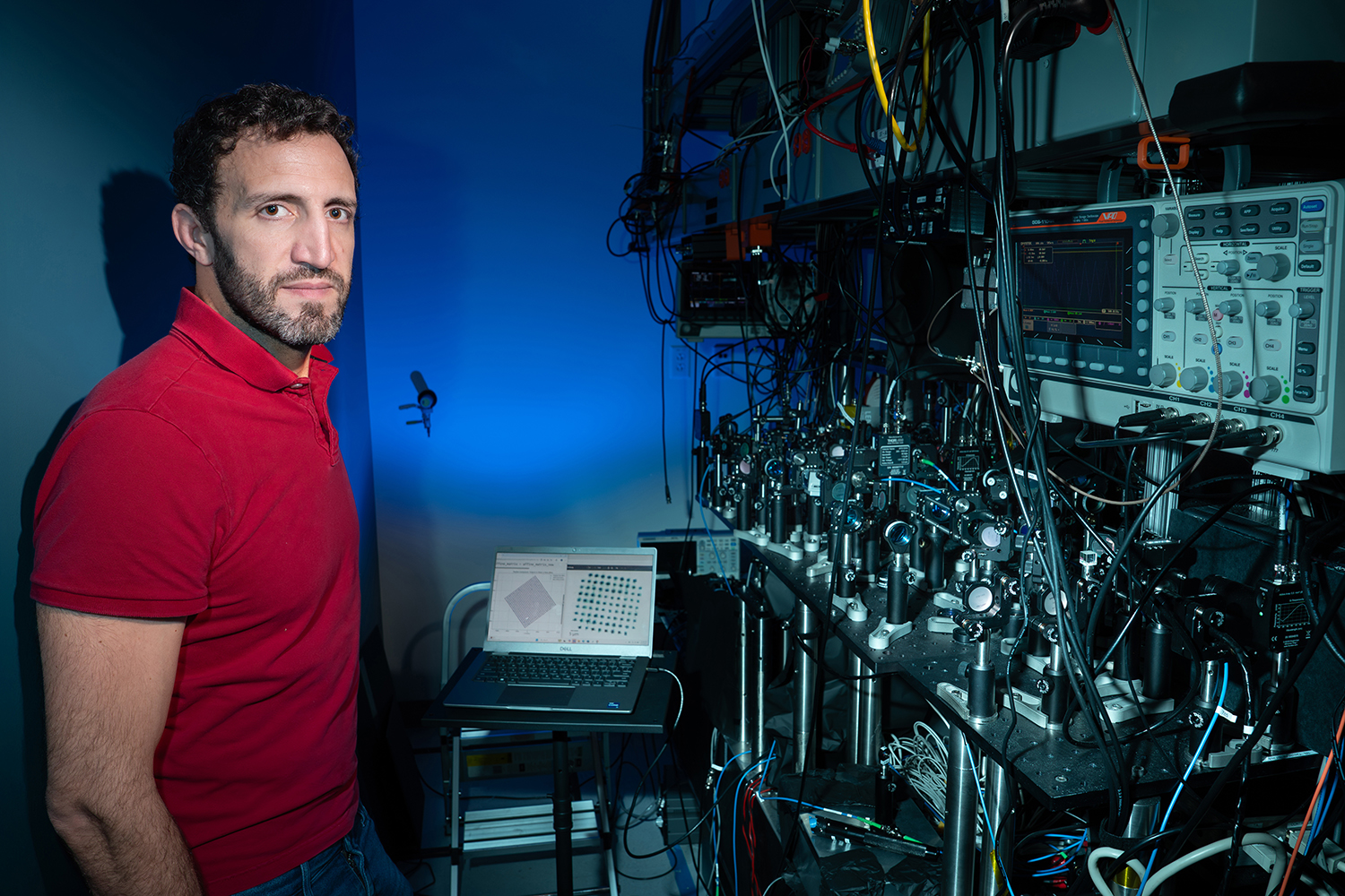 Stanford Researchers Develop Cavity-Array Microscope for Parallel Atom-Array Interfacing